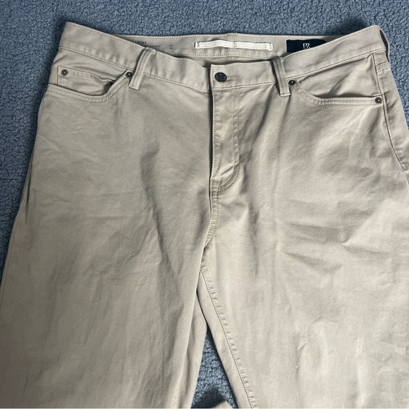 Banana Republic the Traveler Pants  (Beige) size 35/30 - Picture 4 of 15